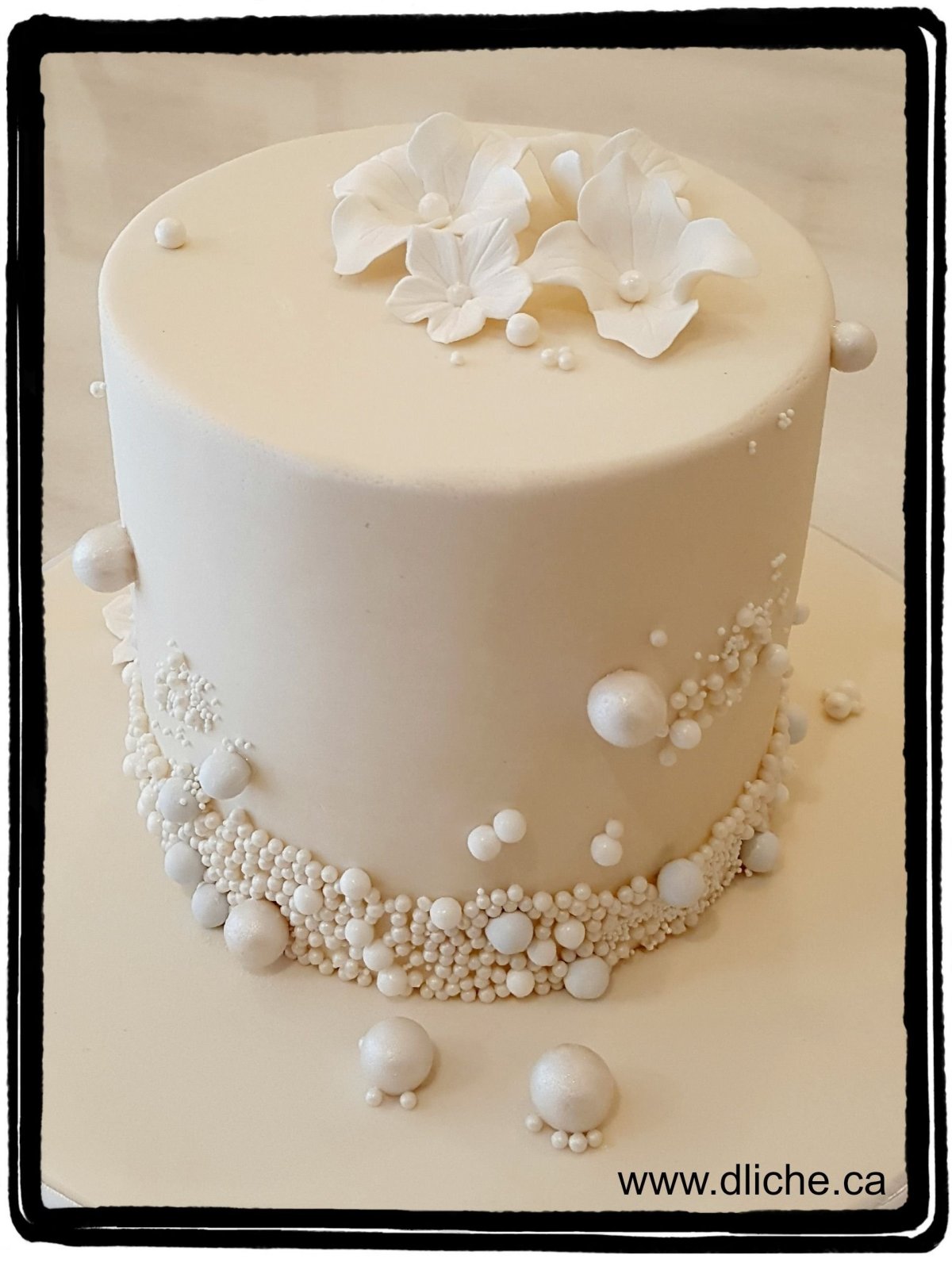 Украшение торта бусинками