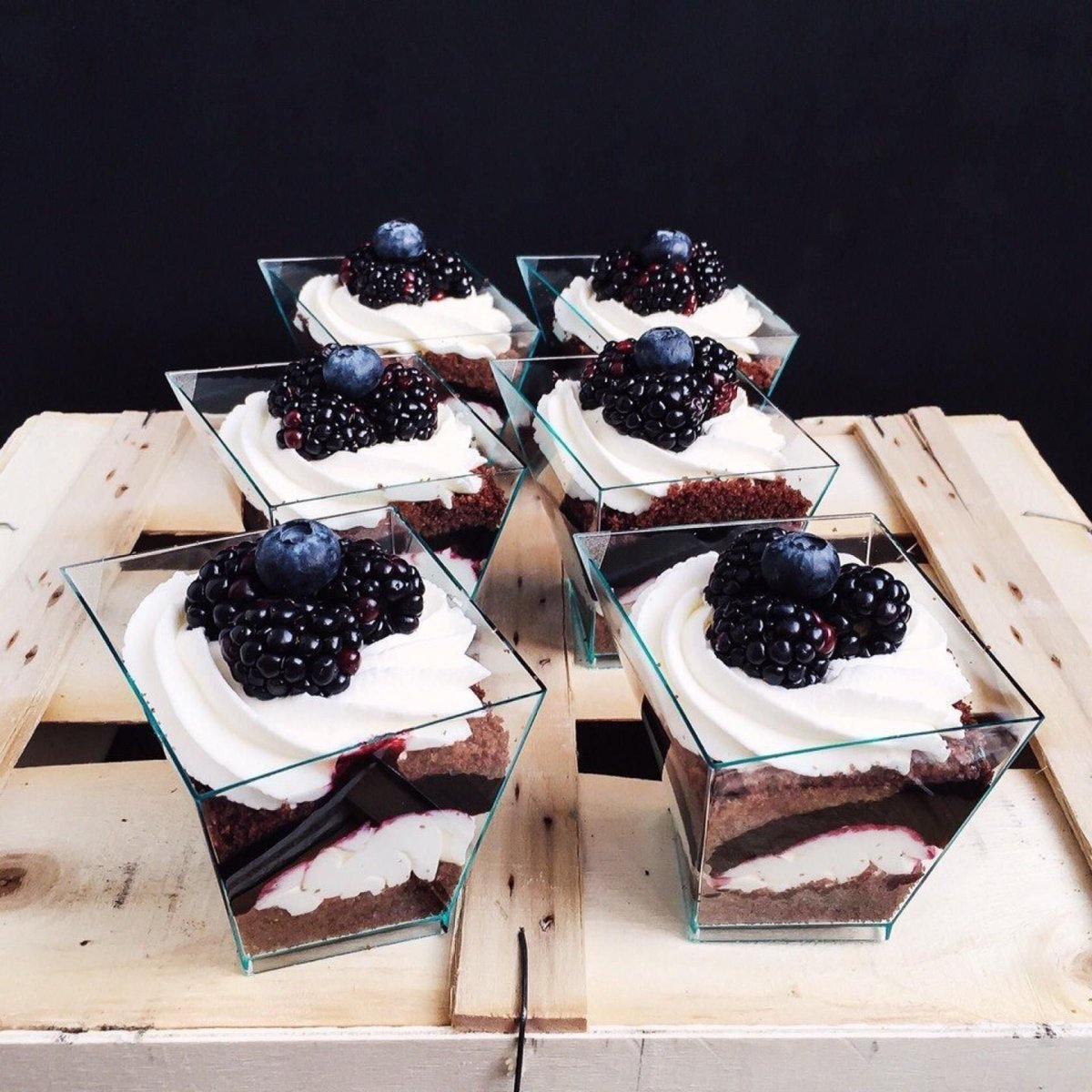 Десерт ежевика Трайфл