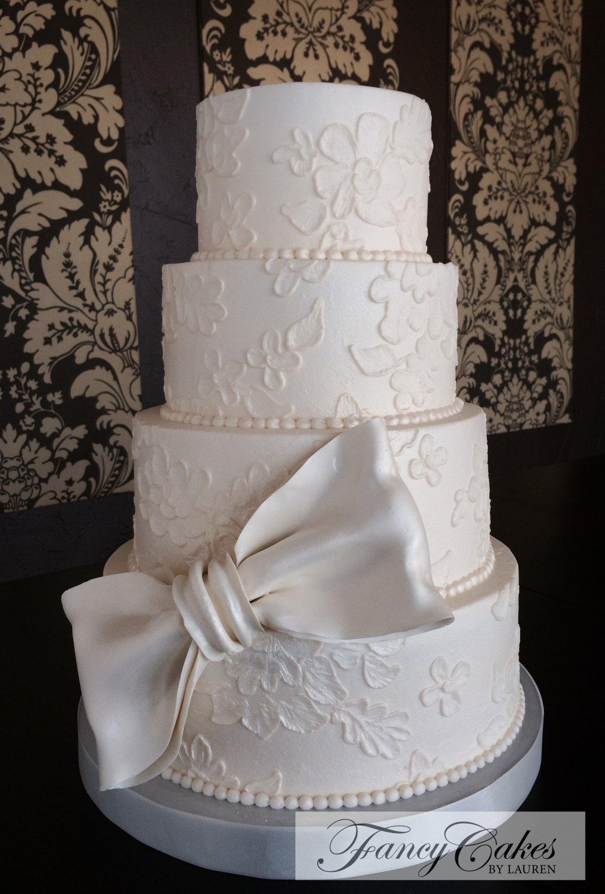 Свадебный торт с бантом