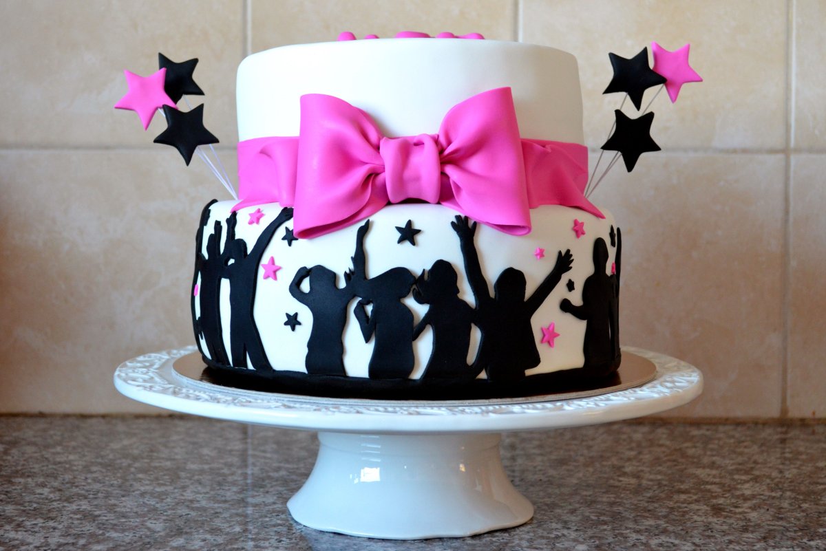 Черный торт с бантом