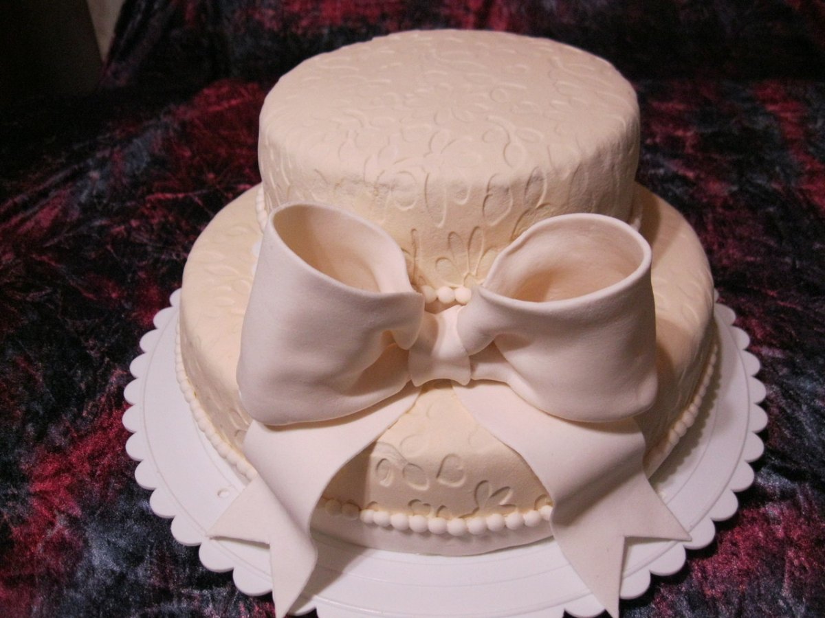 Свадебный кремовый торт с бантом