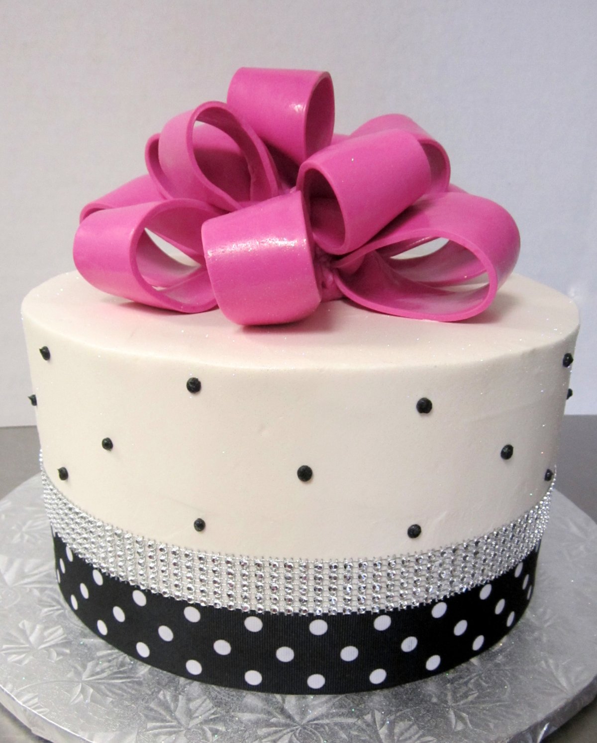 Свадебный торт двухъярусный с розами из мастики в синих тонах