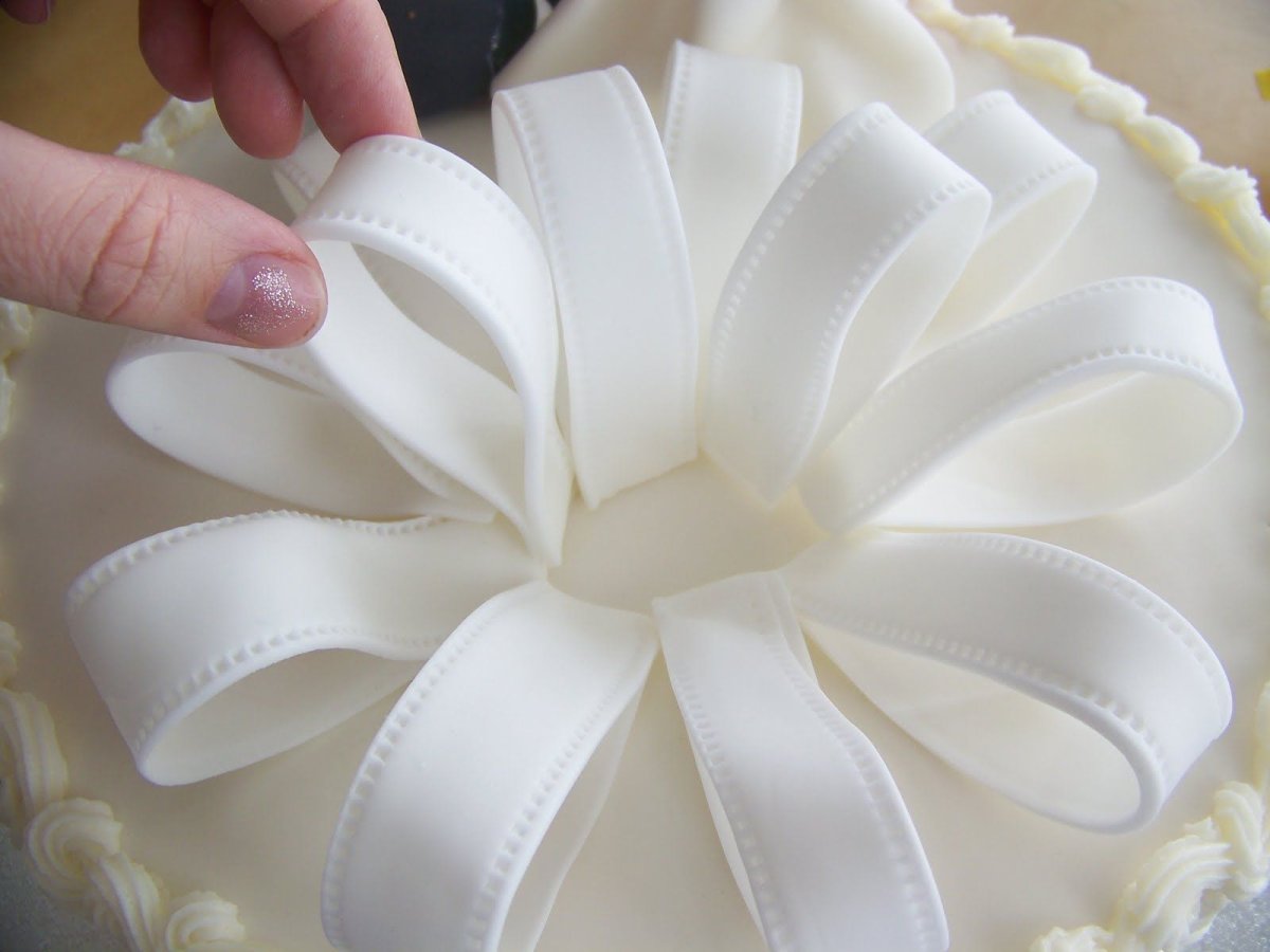 Ауди q7 белая с бантом красным