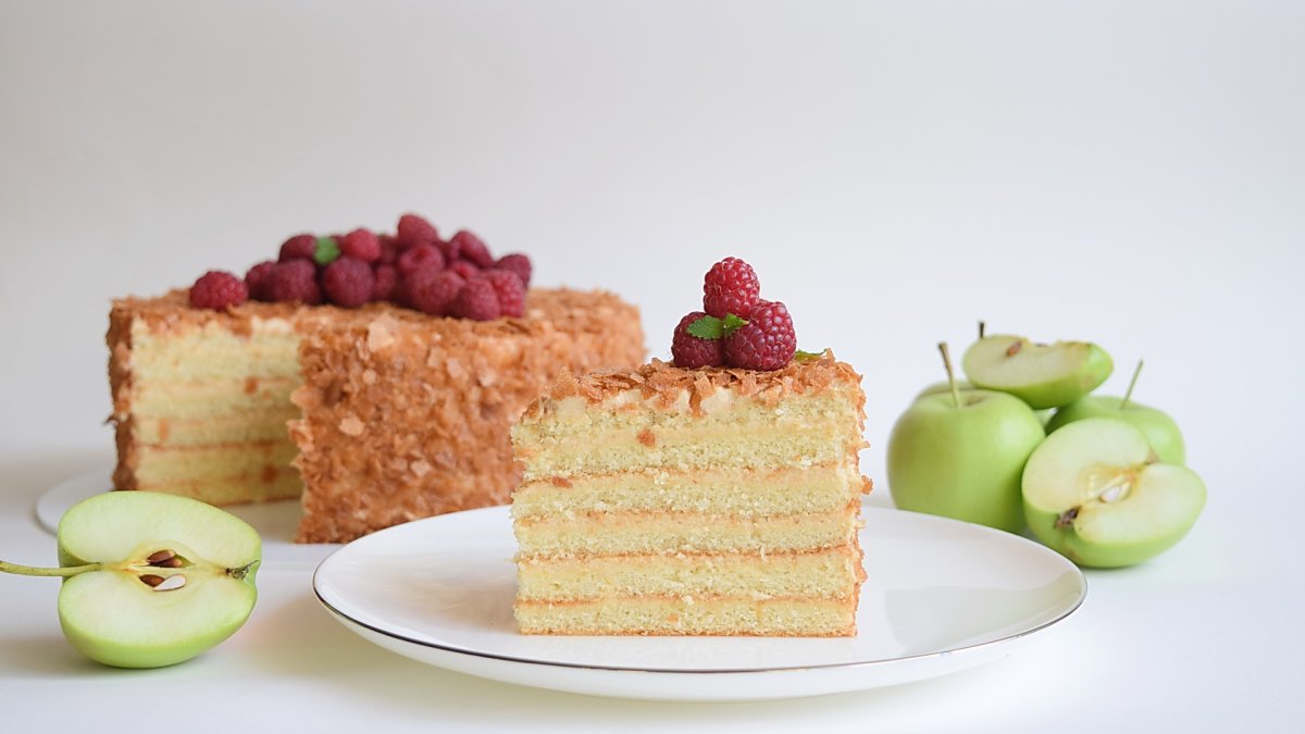 Морковно яблочный торт с клубникой