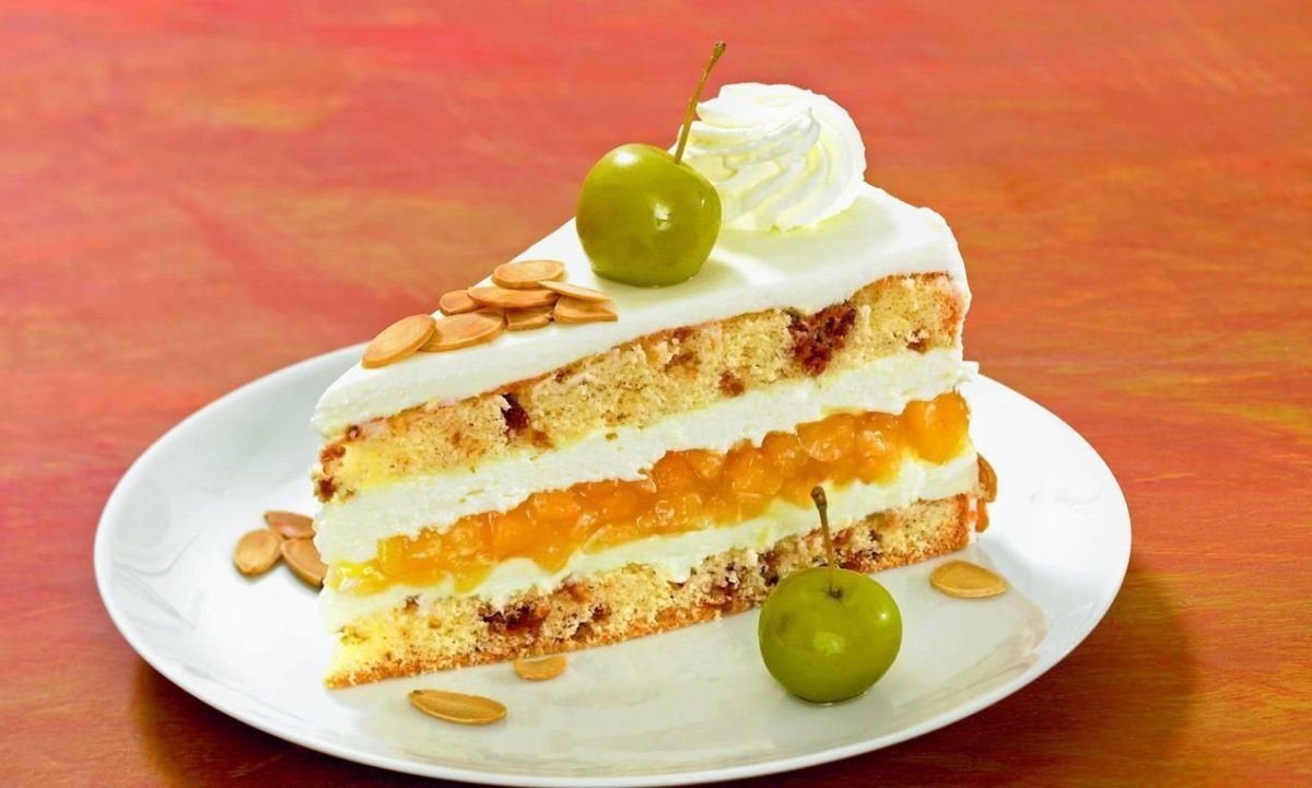 Яблочный бисквитный торт