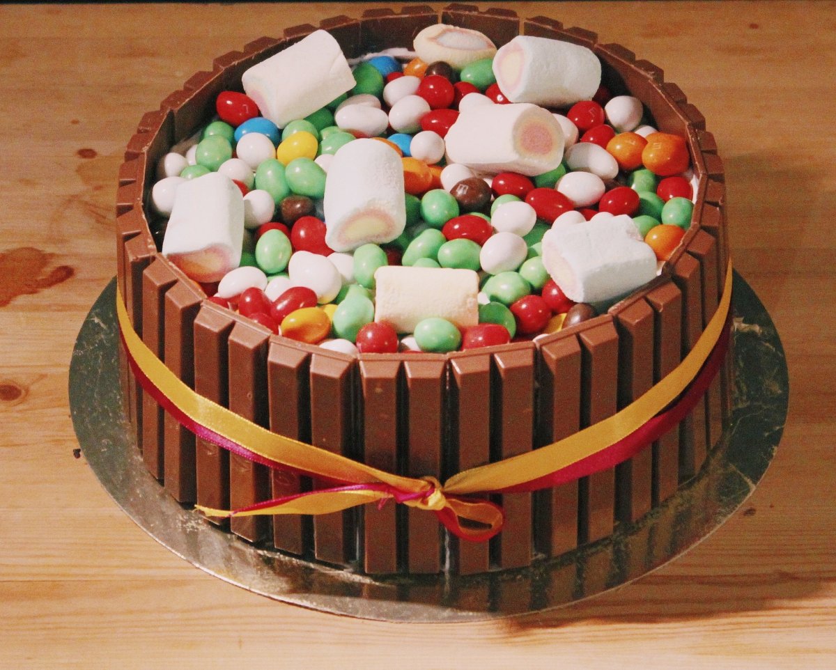 Украшение торта ммдемсом