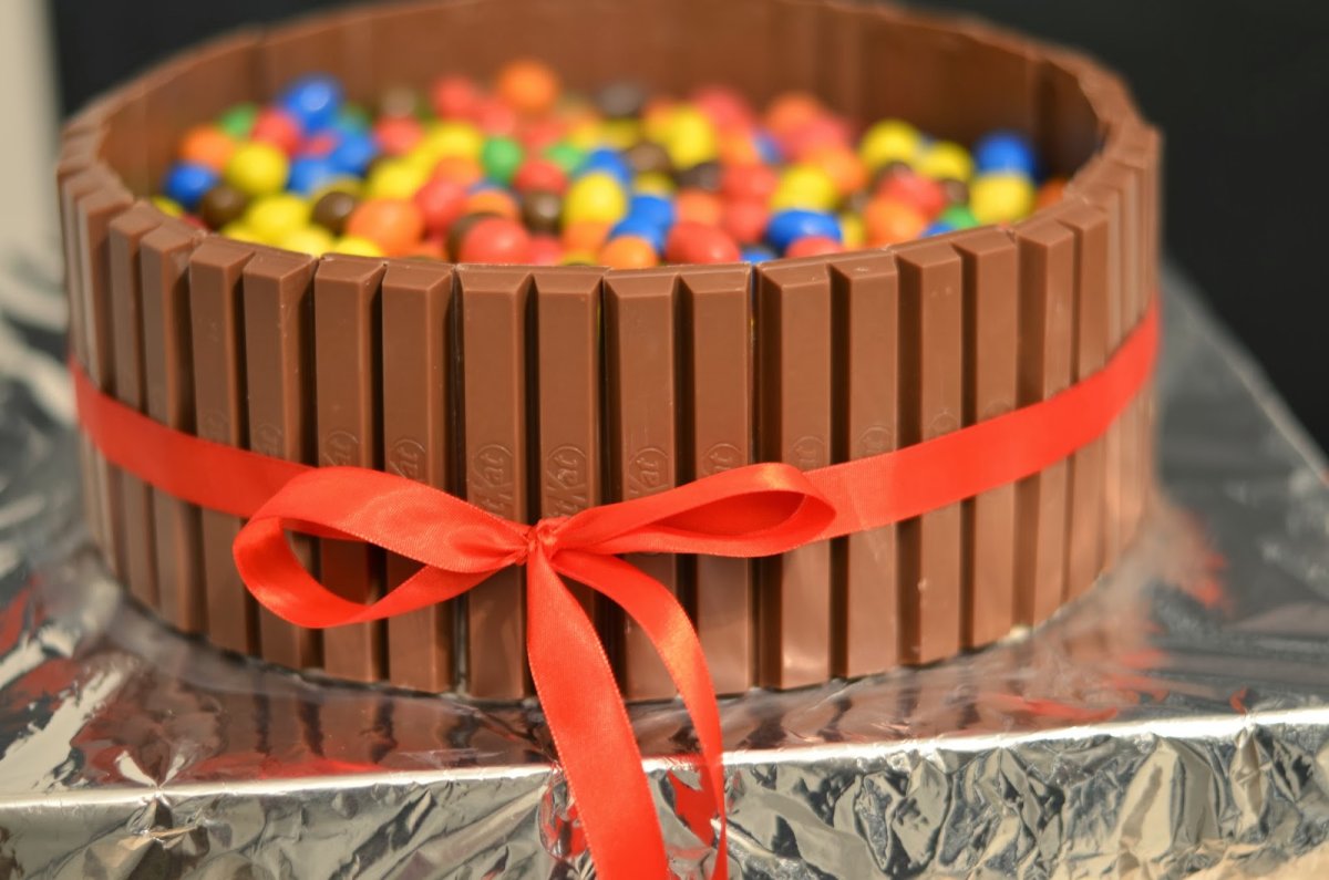 Торт с м энд ЭМС И кит кат