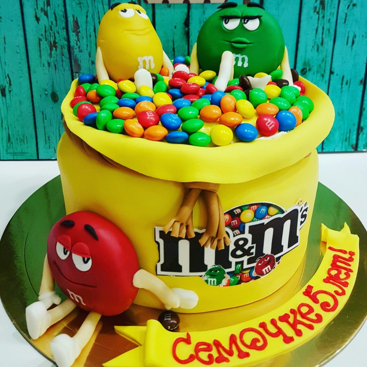 Торт с кит кат и ммдемс