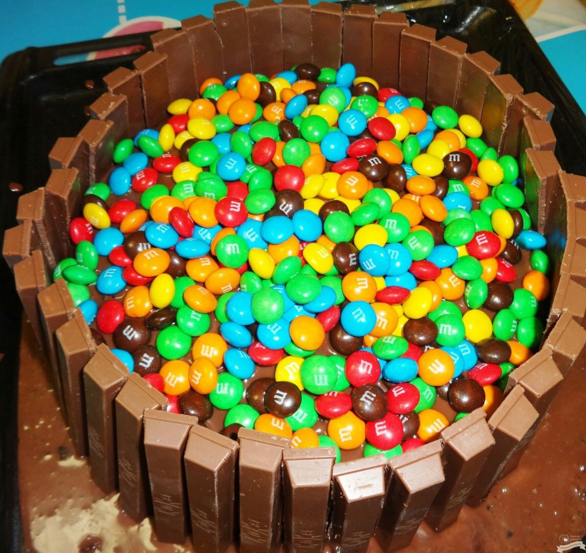 Торт украшенный m m's