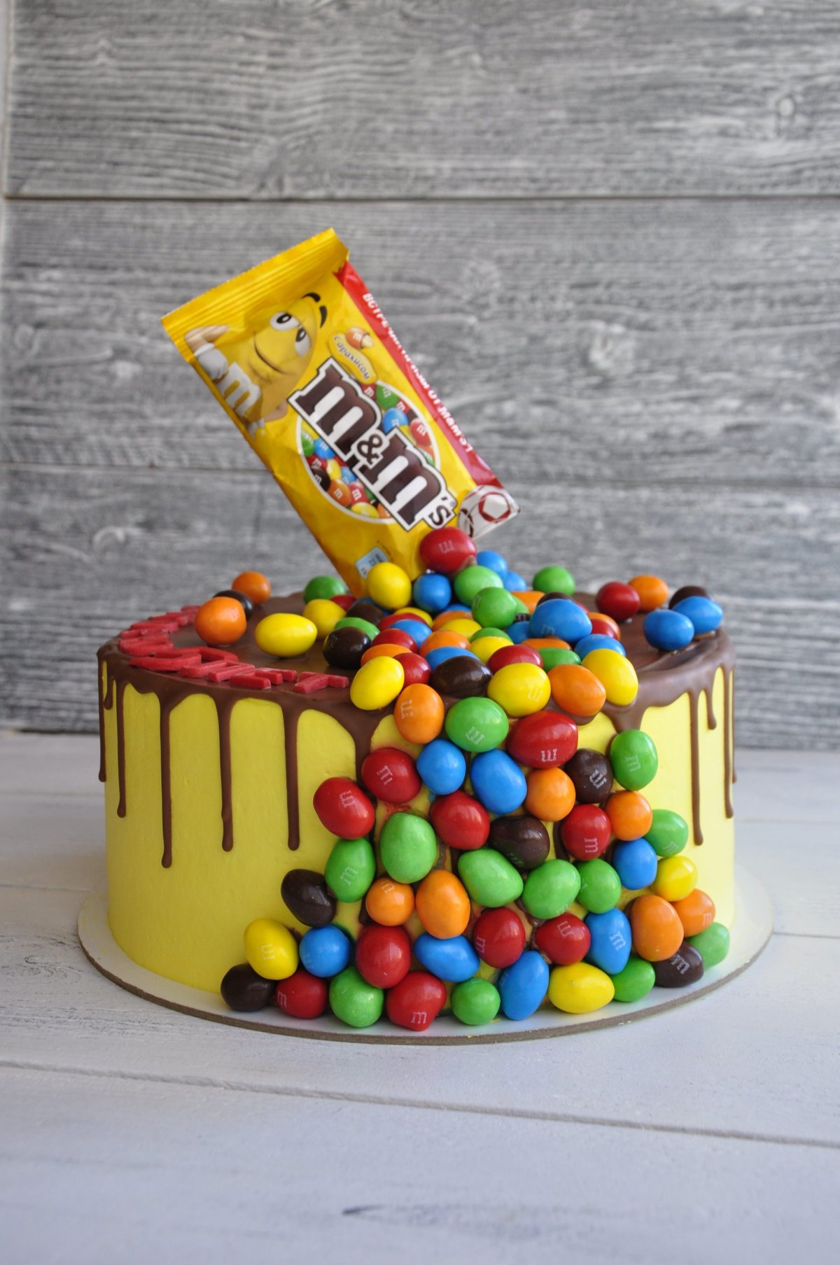 Торт с ммдемсом