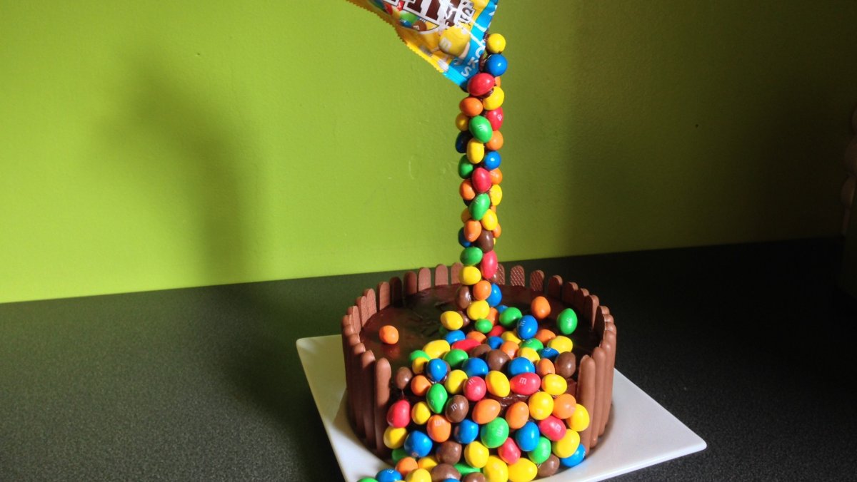 Украшение торта ммдемсом и голубика