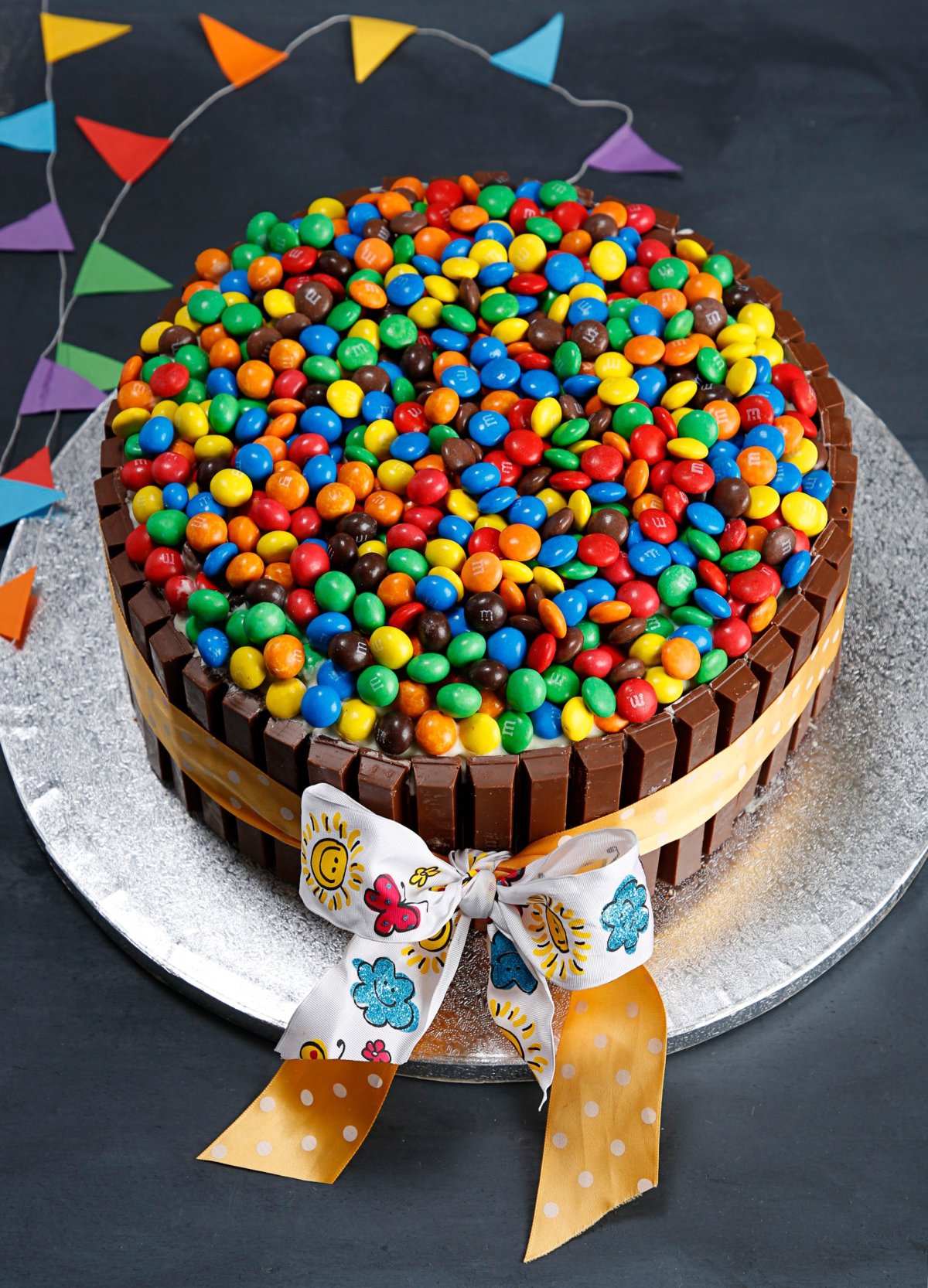 Торт с кит кат и ммдемс