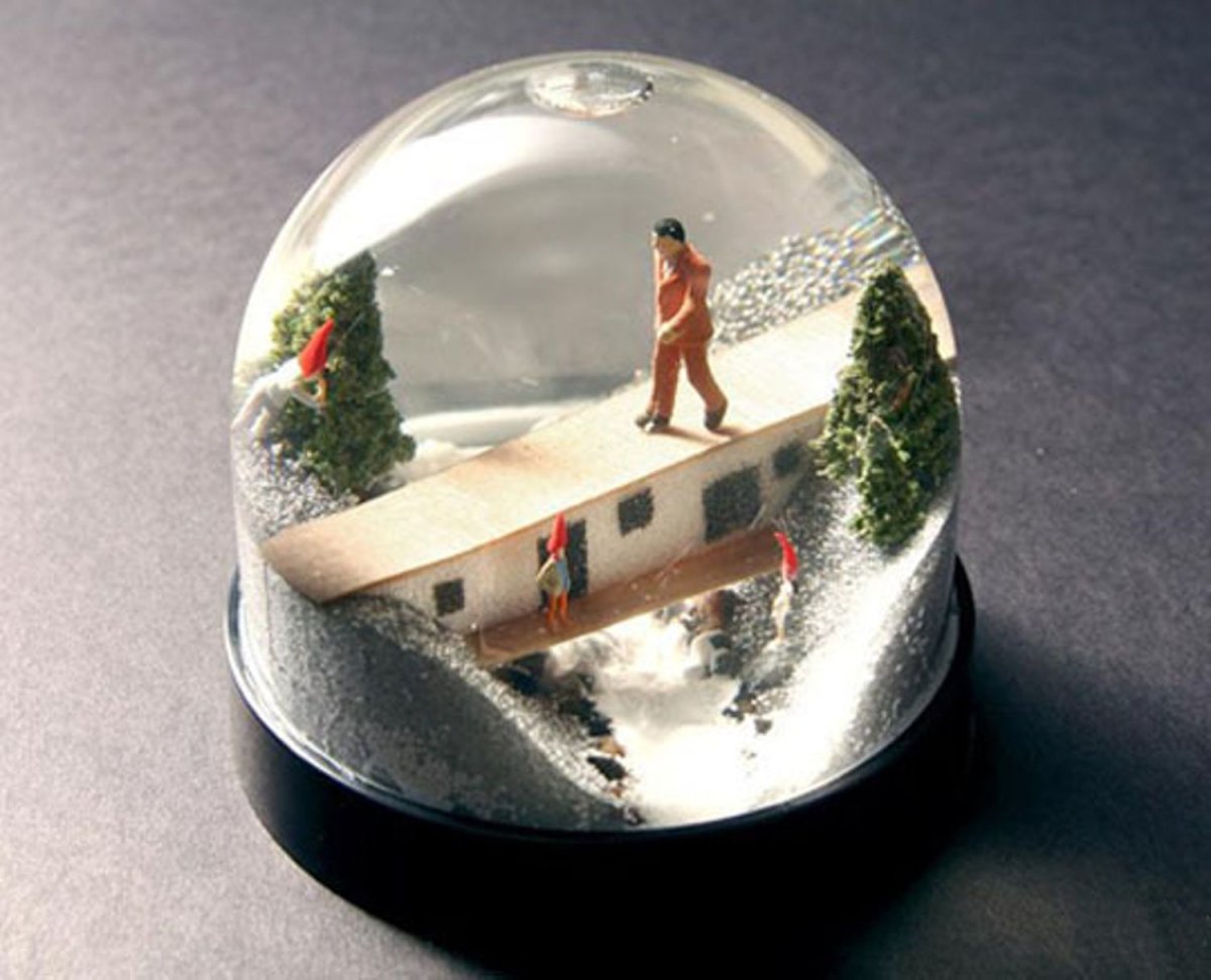 Стеклянный шар с имитацией снега