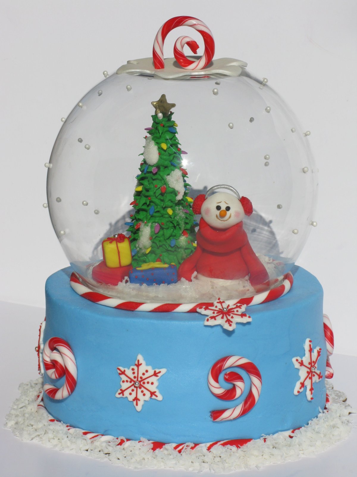 Торт новогодний со снежным шаром