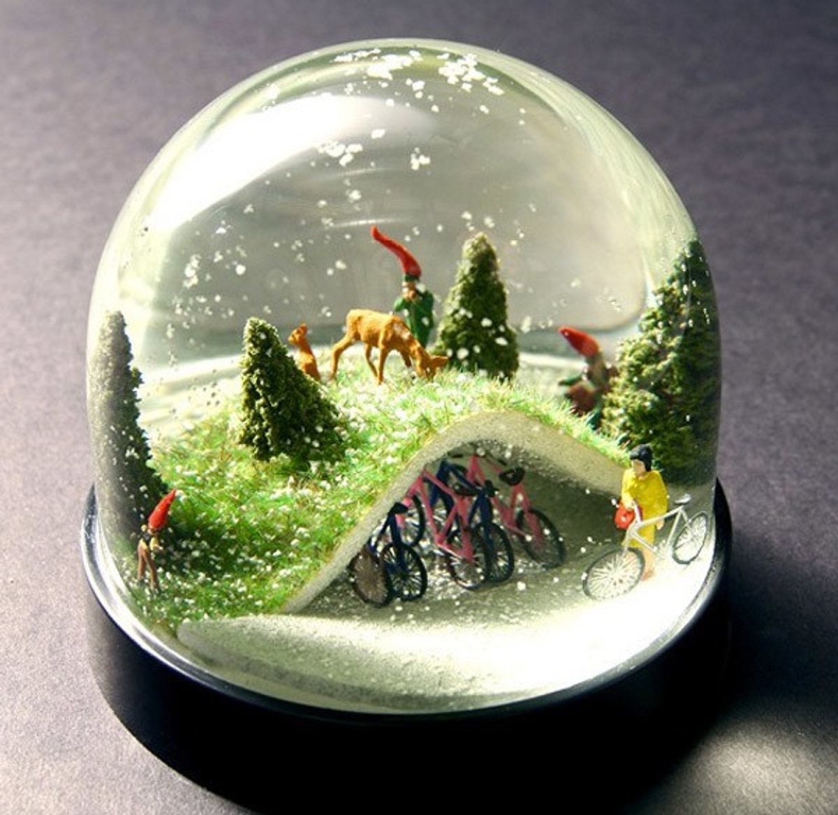 Новогодний шар со снегом внутри