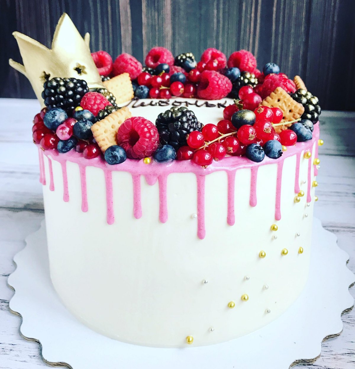 Двухъярусный торт с ягодами