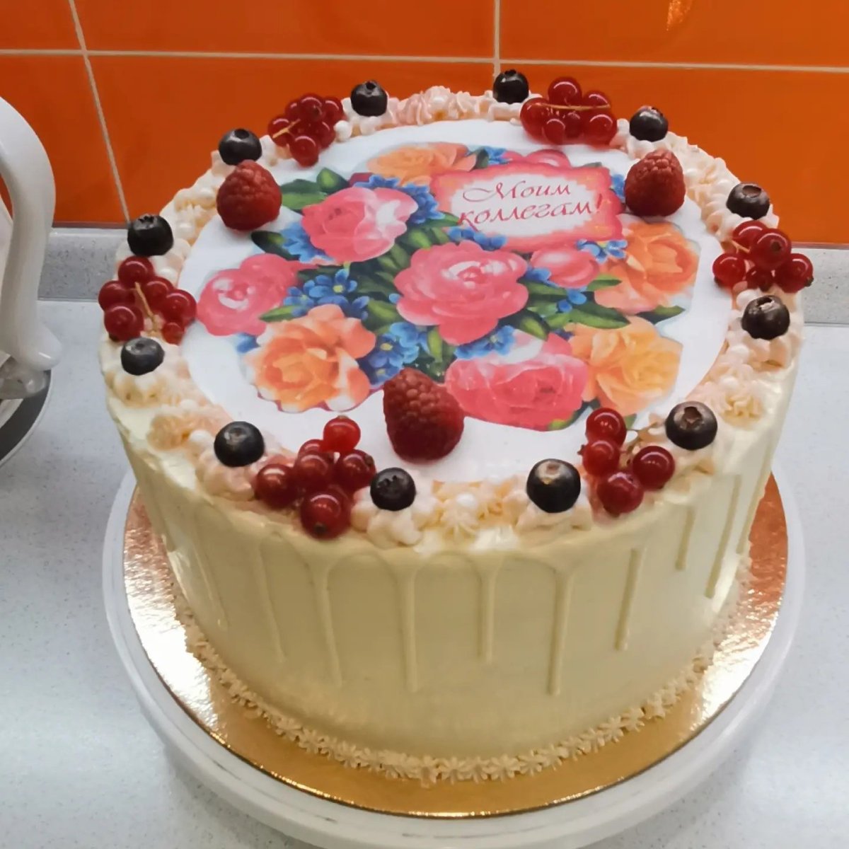 Торт с ягодами сверху декор