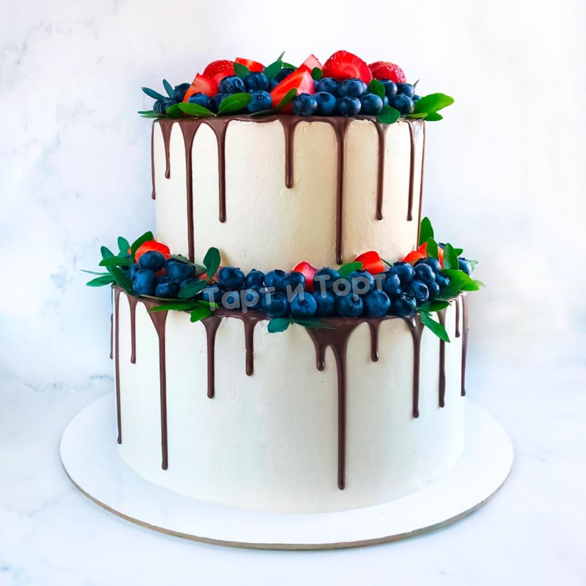 Торт с мастикой и фруктами