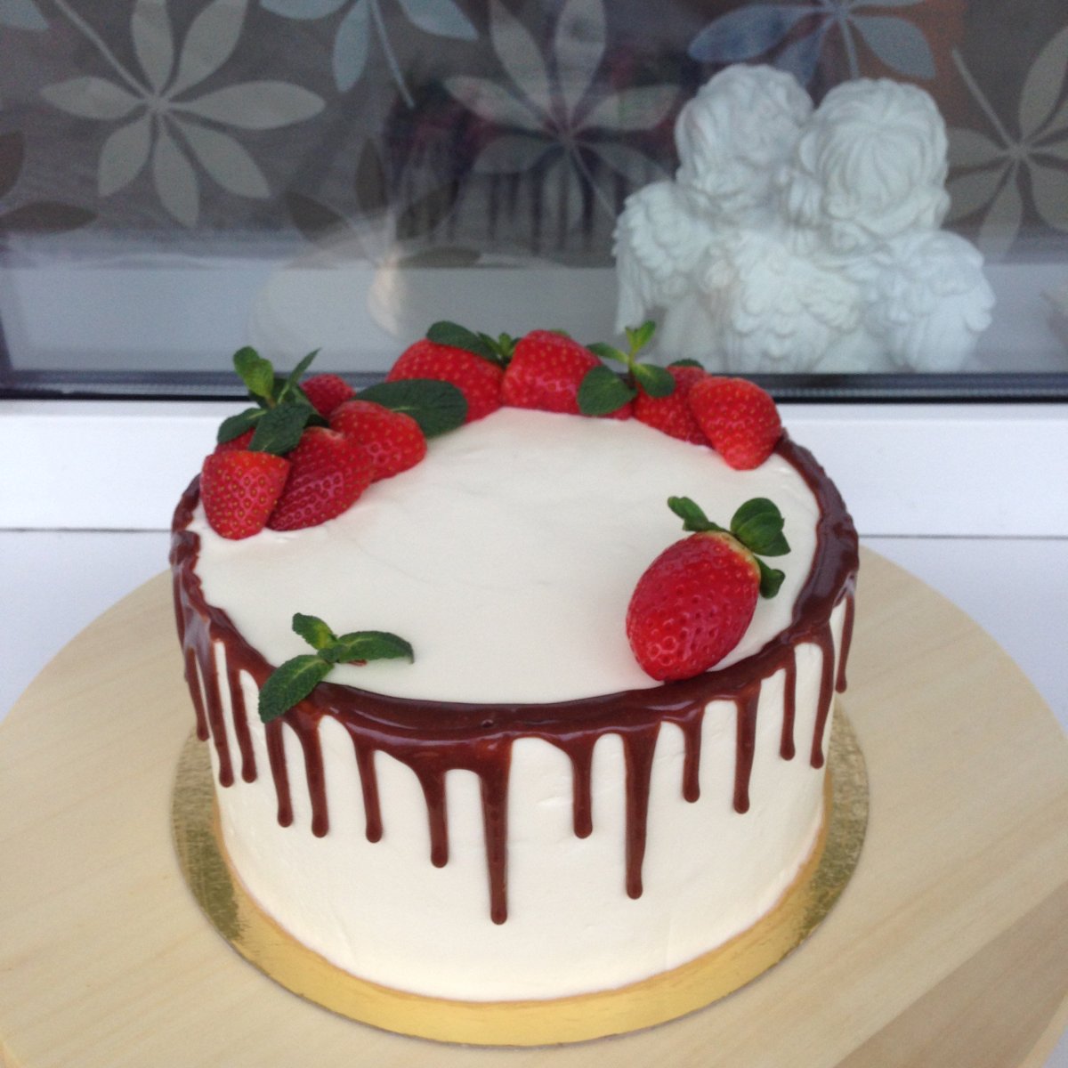 Свадебный торт с малиной