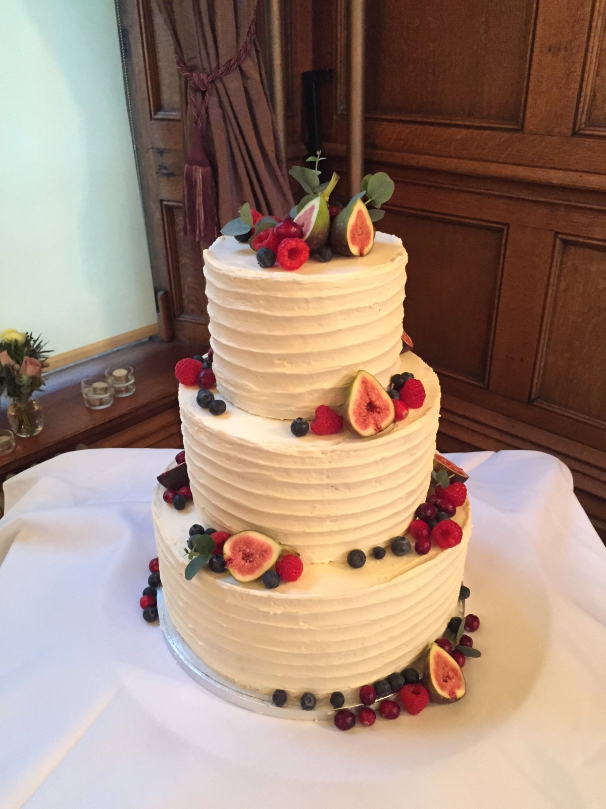 Украшение медовика персиками