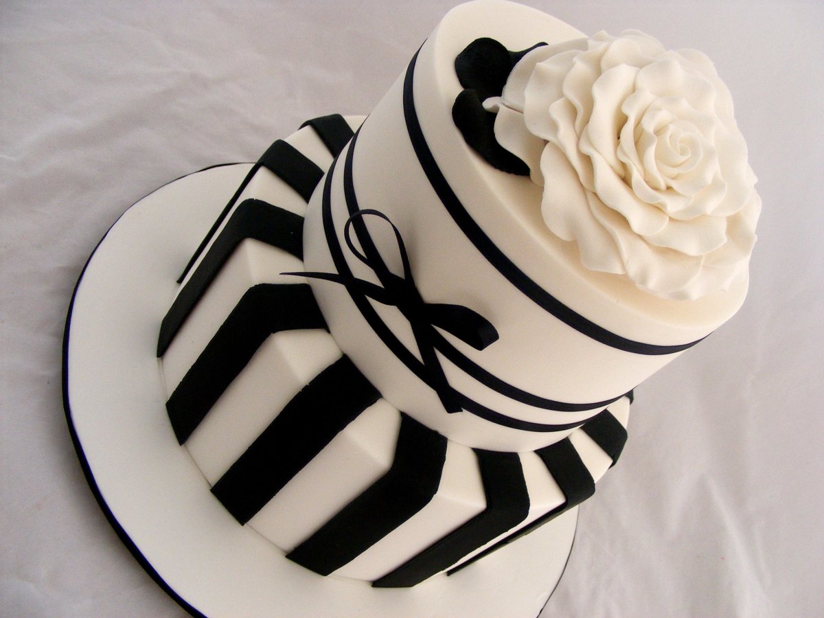 Торт в черно белую полоску