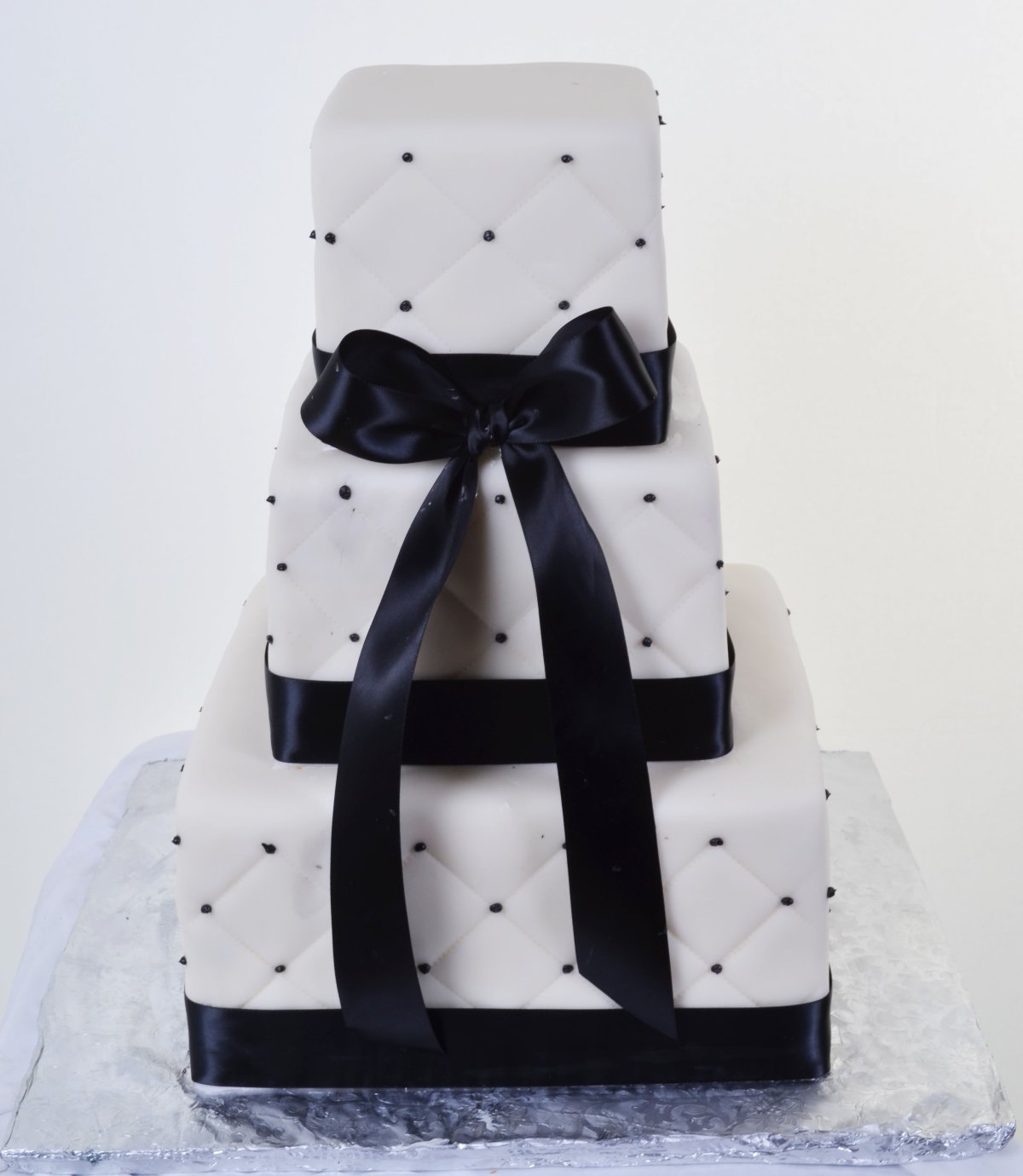 Черно белый торт для мальчика