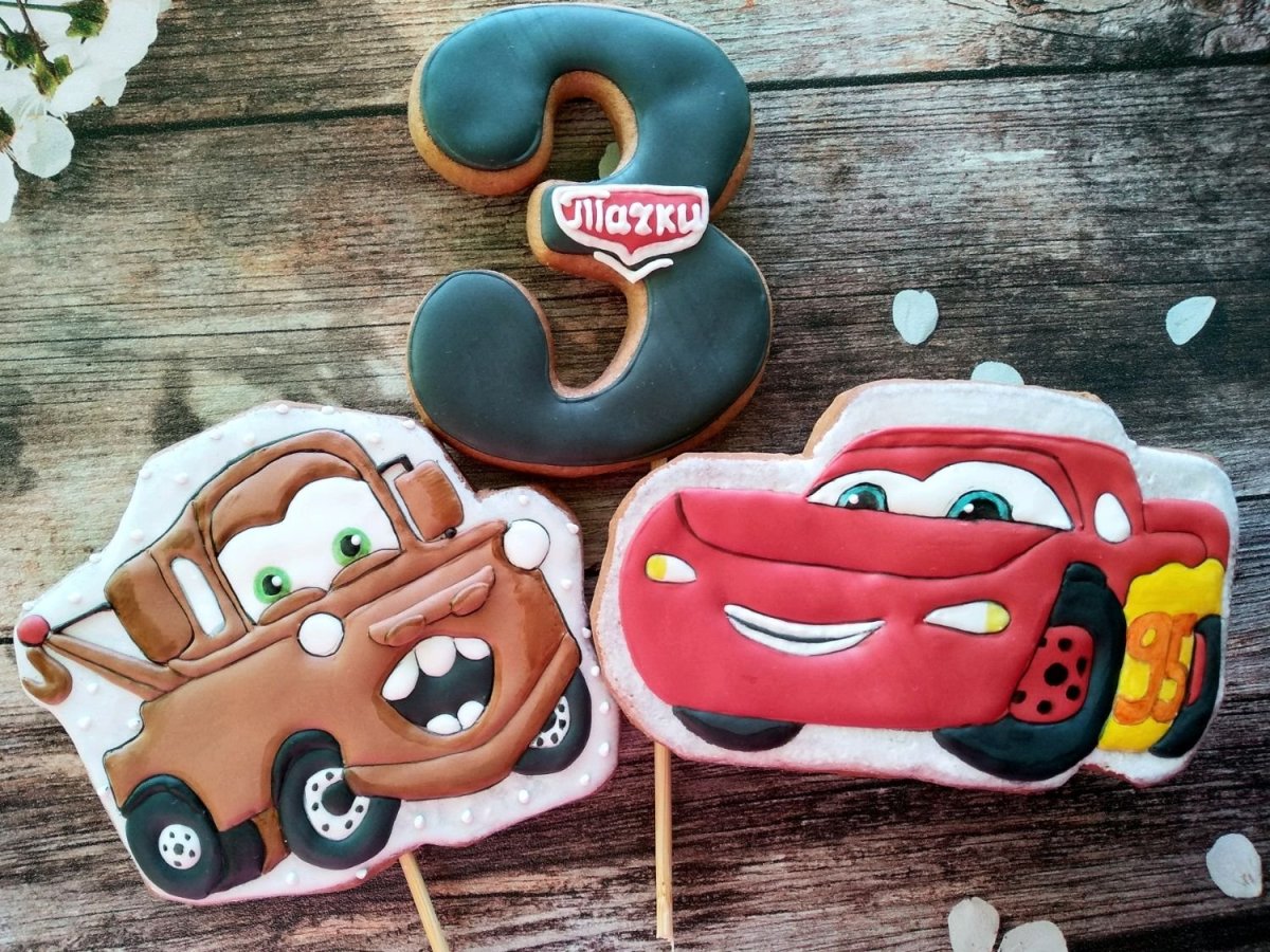 Торт с печеньками машинками