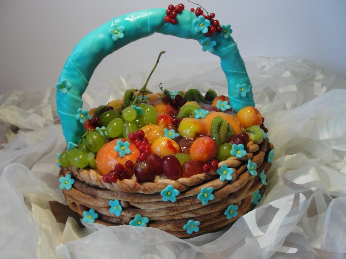 Торт с ягодной горкой