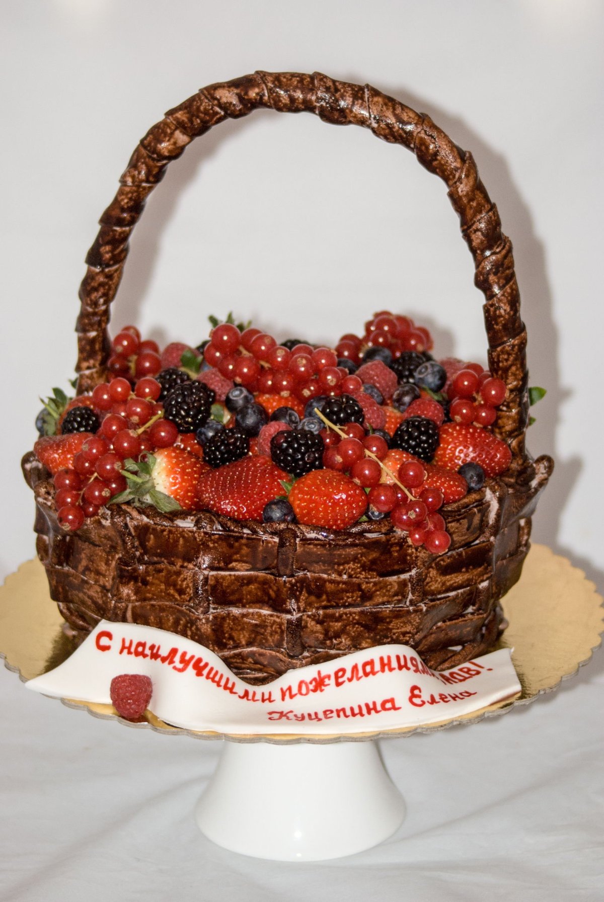 Торт корзина с ягодами