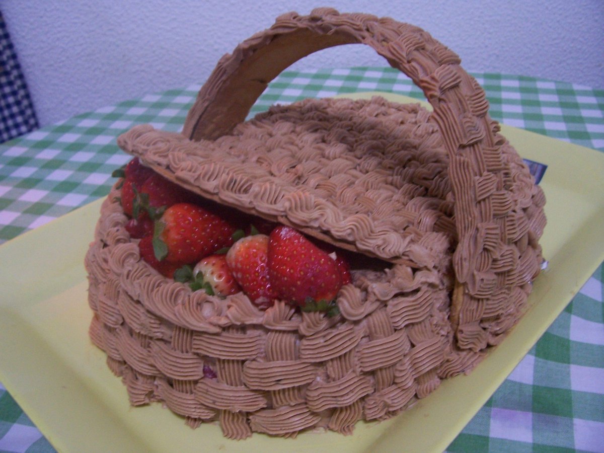 Торт корзинка с клубникой