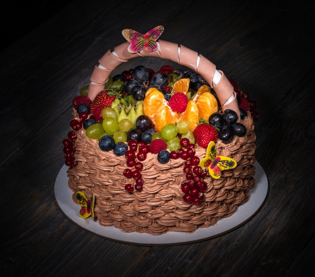 Торт корзина с клубникой