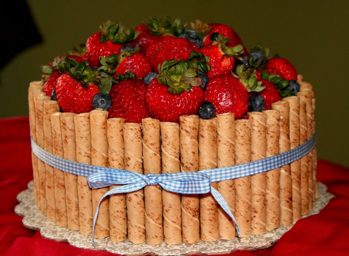 Торт корзина с грушами и ягодами