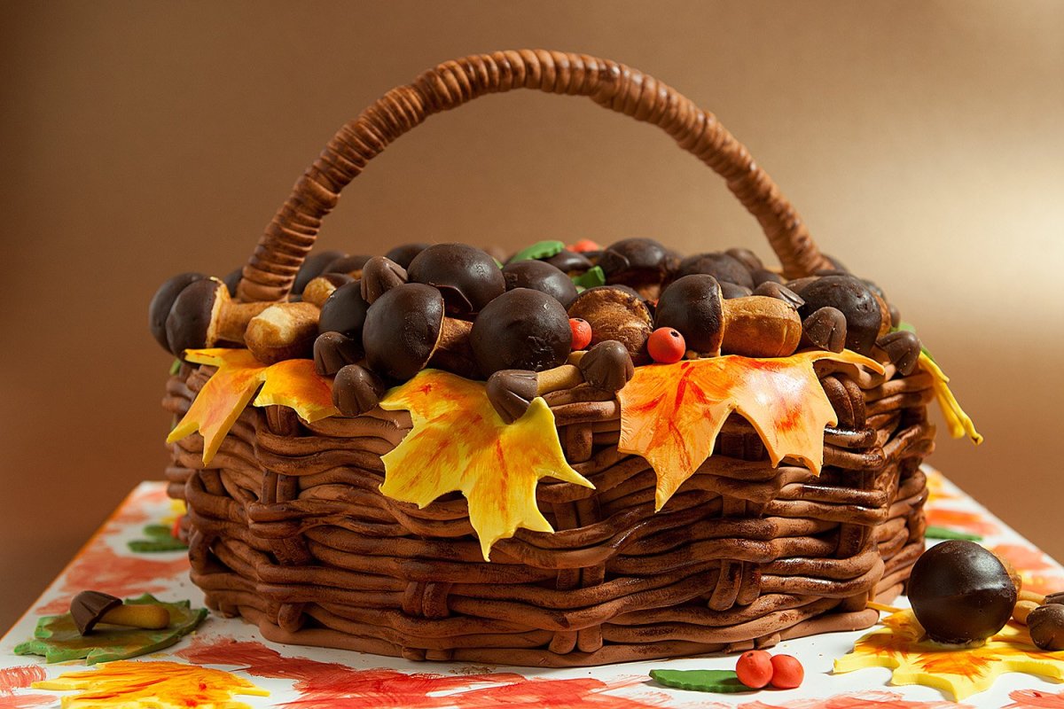 Торт корзина с фруктами