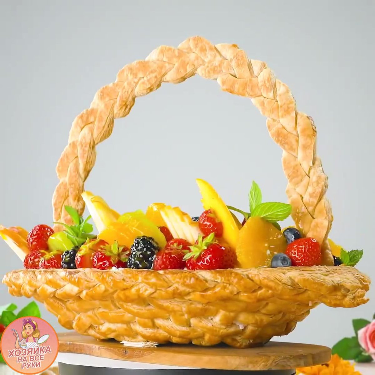 Украшение торта вафельными трубочками