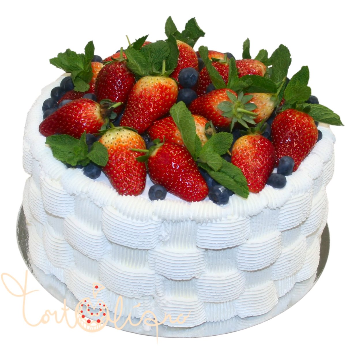 Торт корзина с ягодами