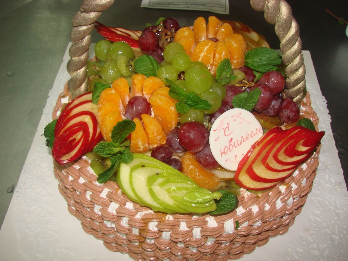 Торт корзина с клубникой