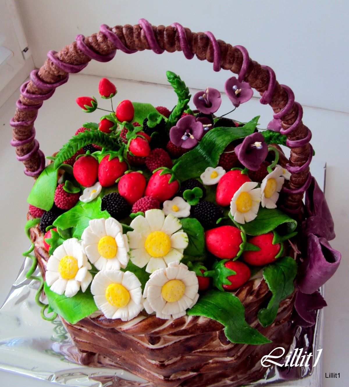 Украшение торта клубникой и маршмеллоу