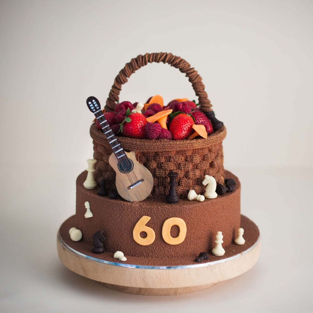 Торт корзина с фруктами и цветами