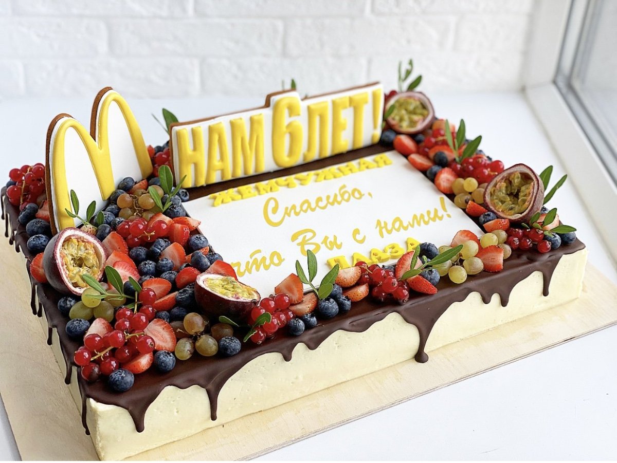 Нарезные пирожные украшение