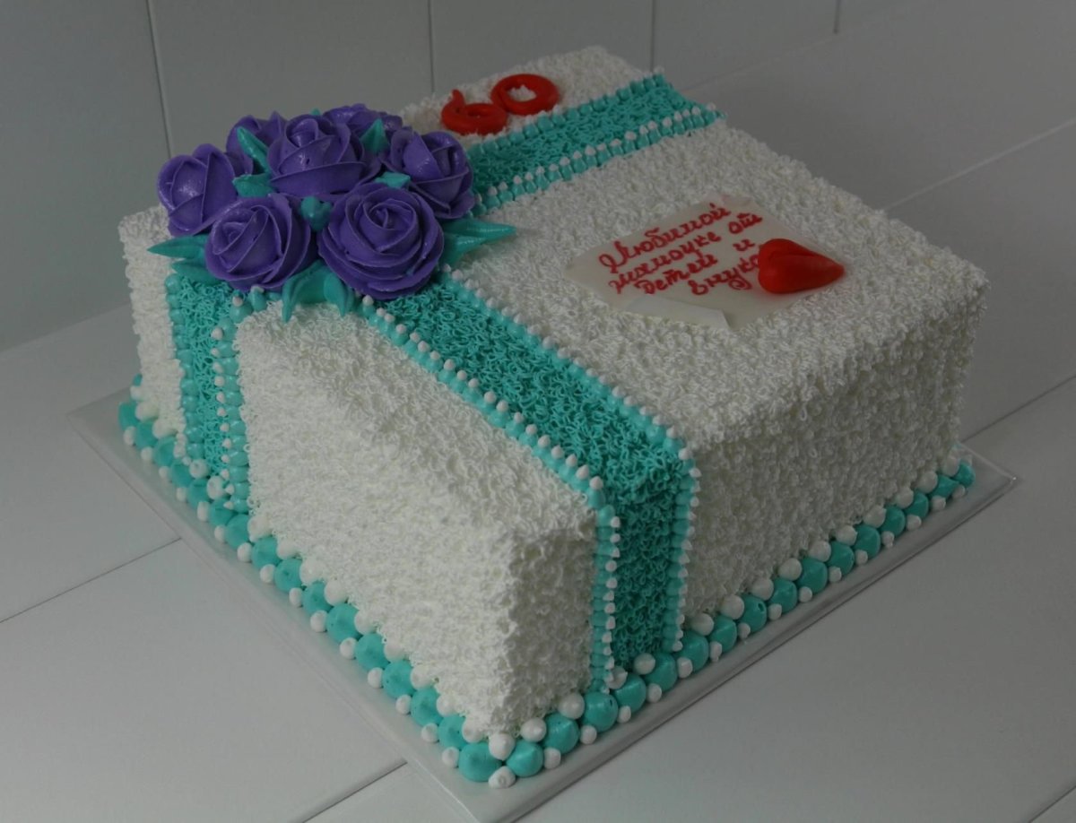 Кремовое украшение квадратного торта