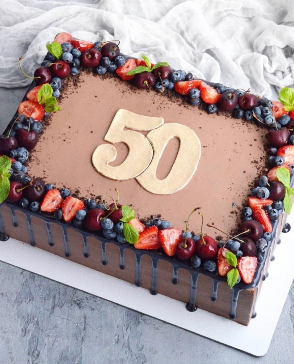 Торт квадратный с черешней