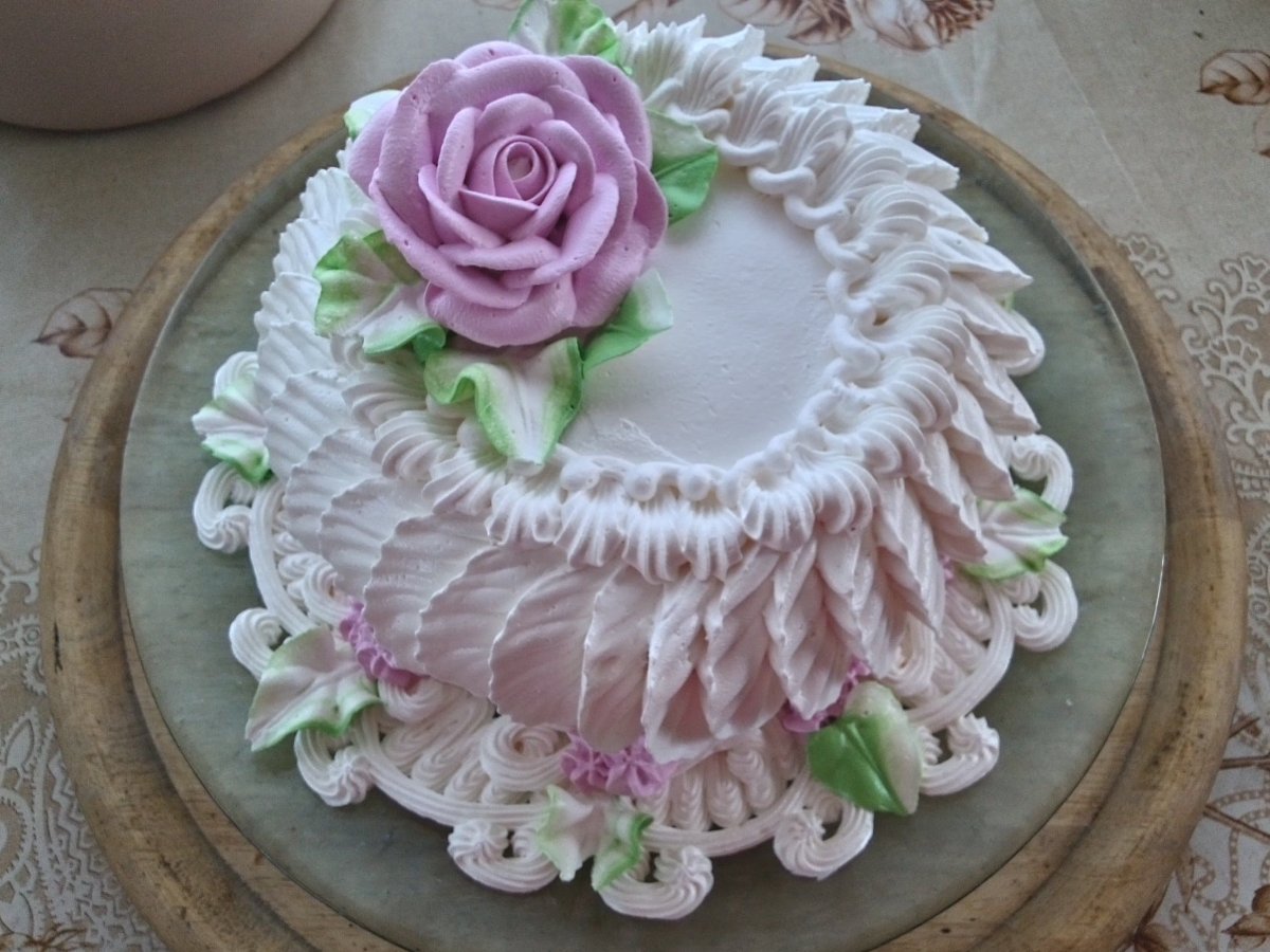 Украшение торта белковым кремом