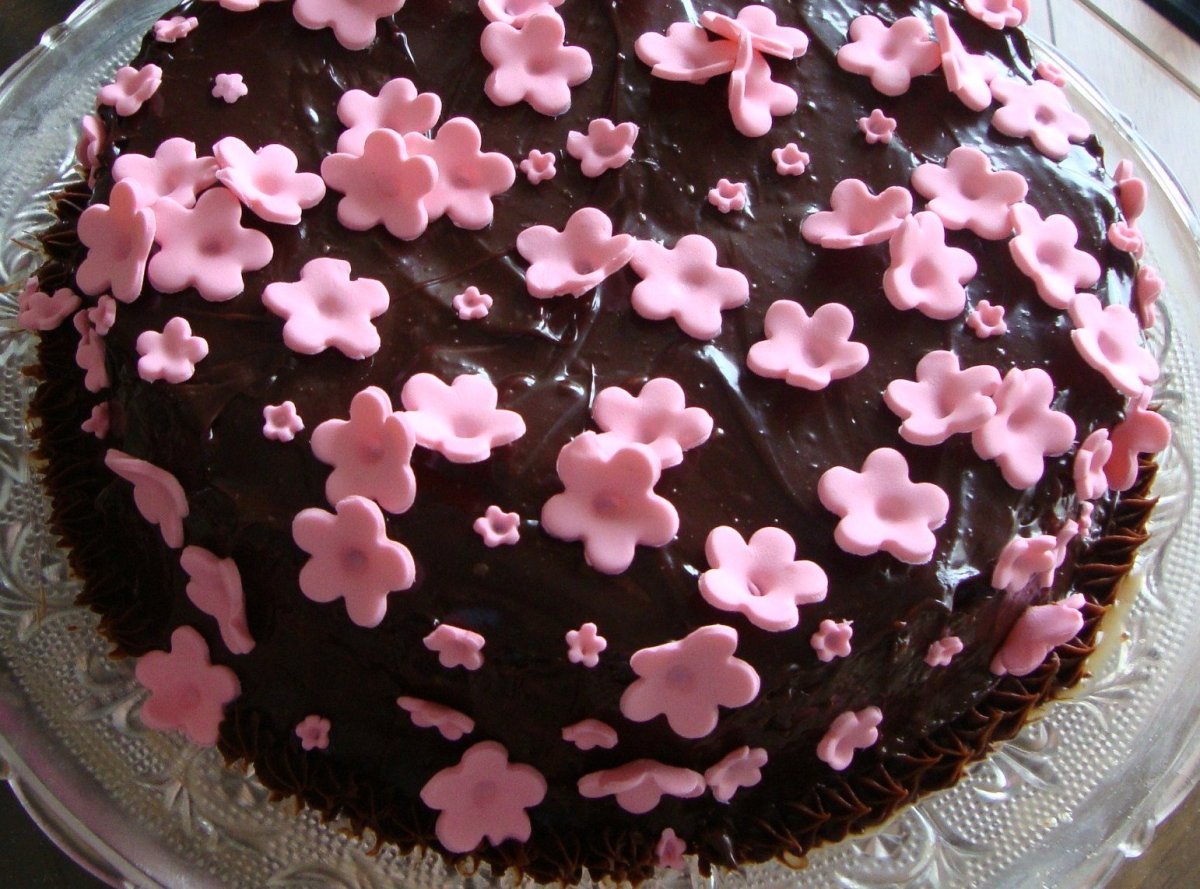 Необычное украшение торта мастикой