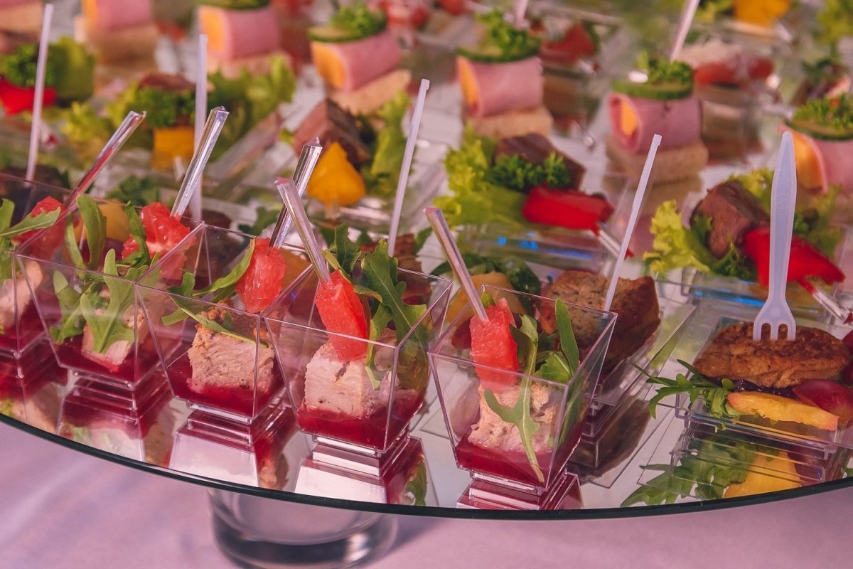 • Канапе «ананасовый кораблик»