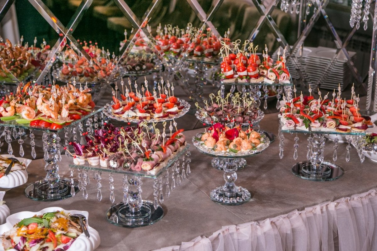 Фуршетный стол на свадьбу