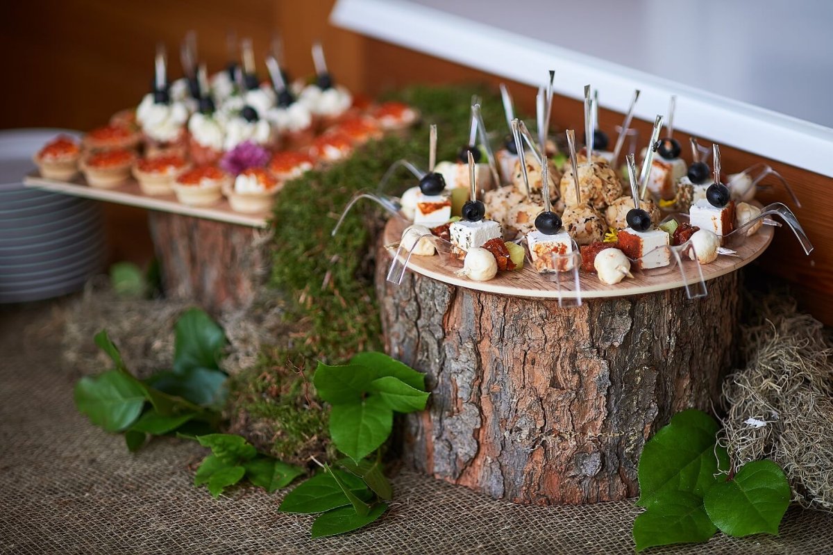 Кейтеринг на столе стиль дерево