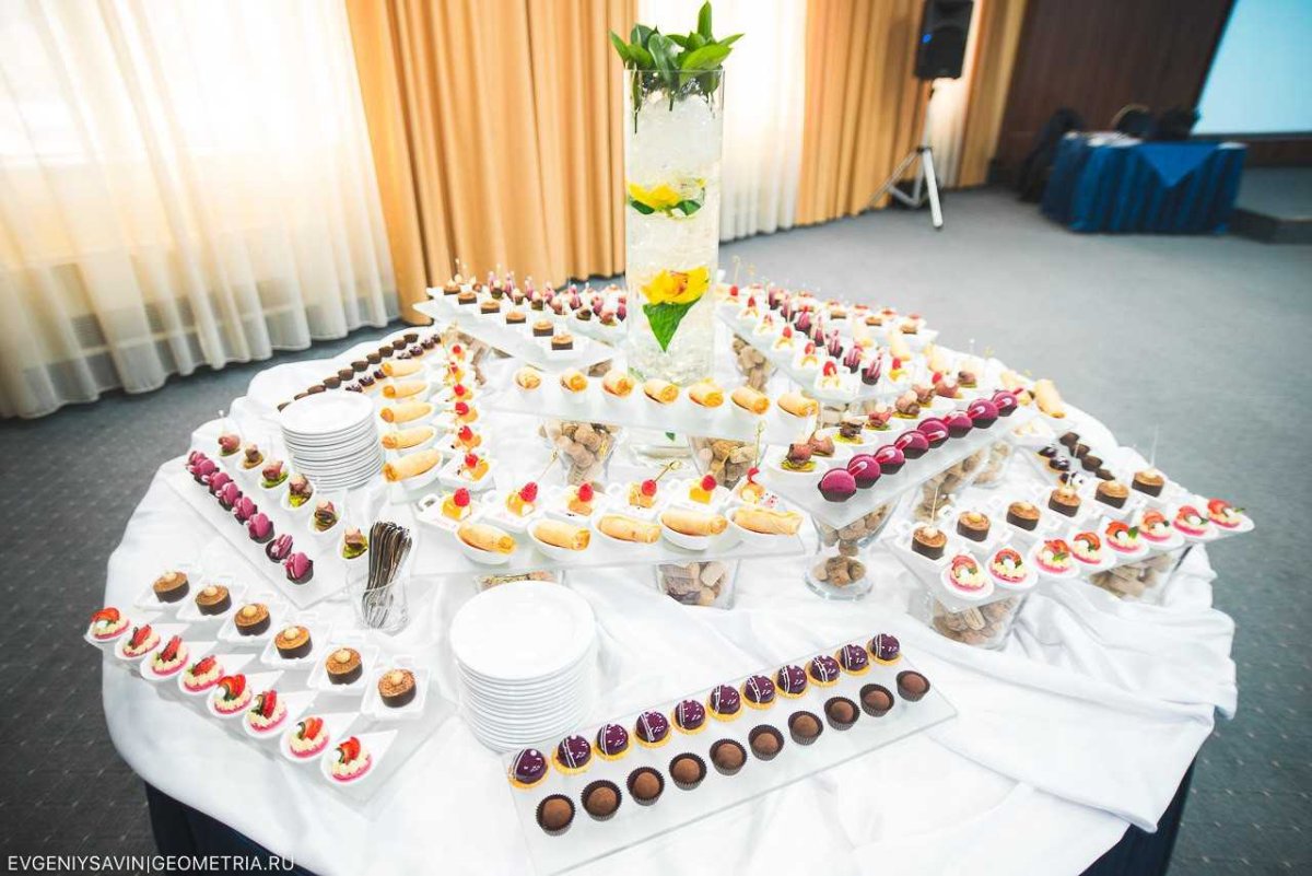 Маленький фуршетный столик