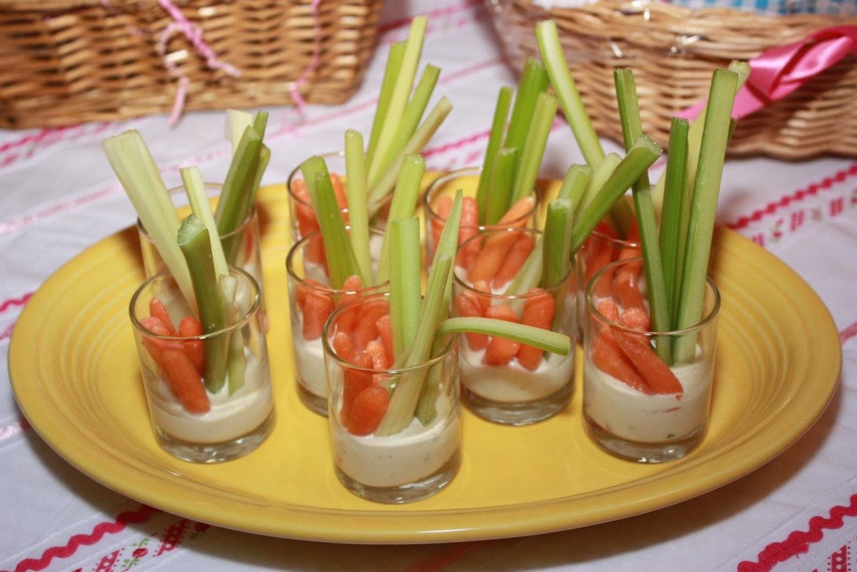 Фрукты в стаканчиках для фуршета