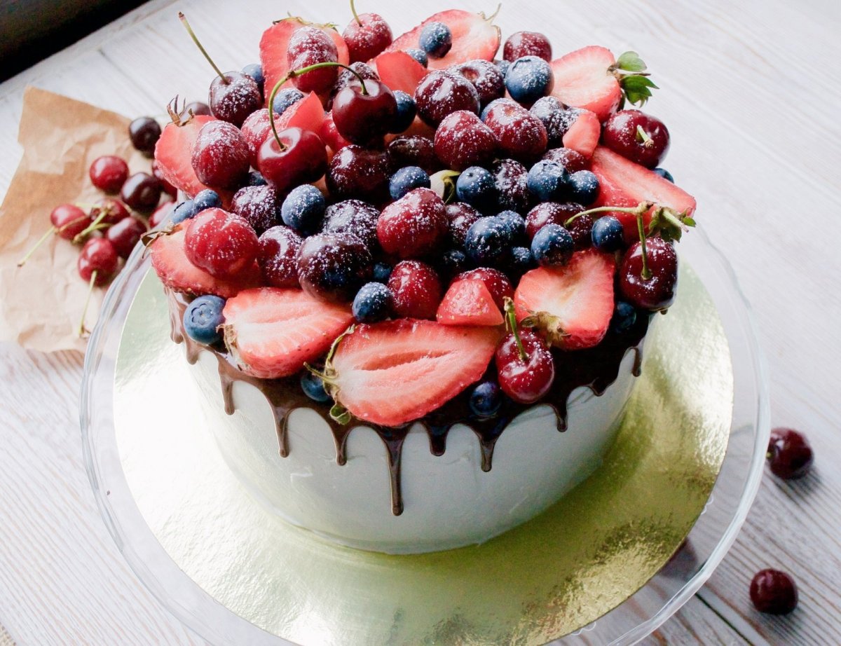 Торт с фруктами сверху