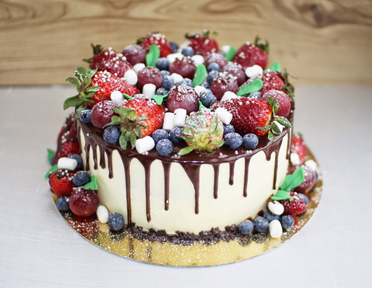 Торт с ягодами сверху декор